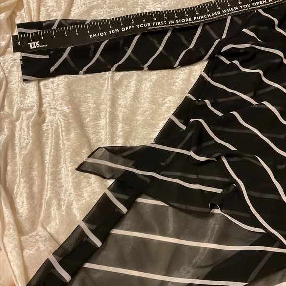 Chicos Tunic Striped sheer Top ,Great Condition Black & White. Chicos Size 1 =8 - Picture 6 of 6